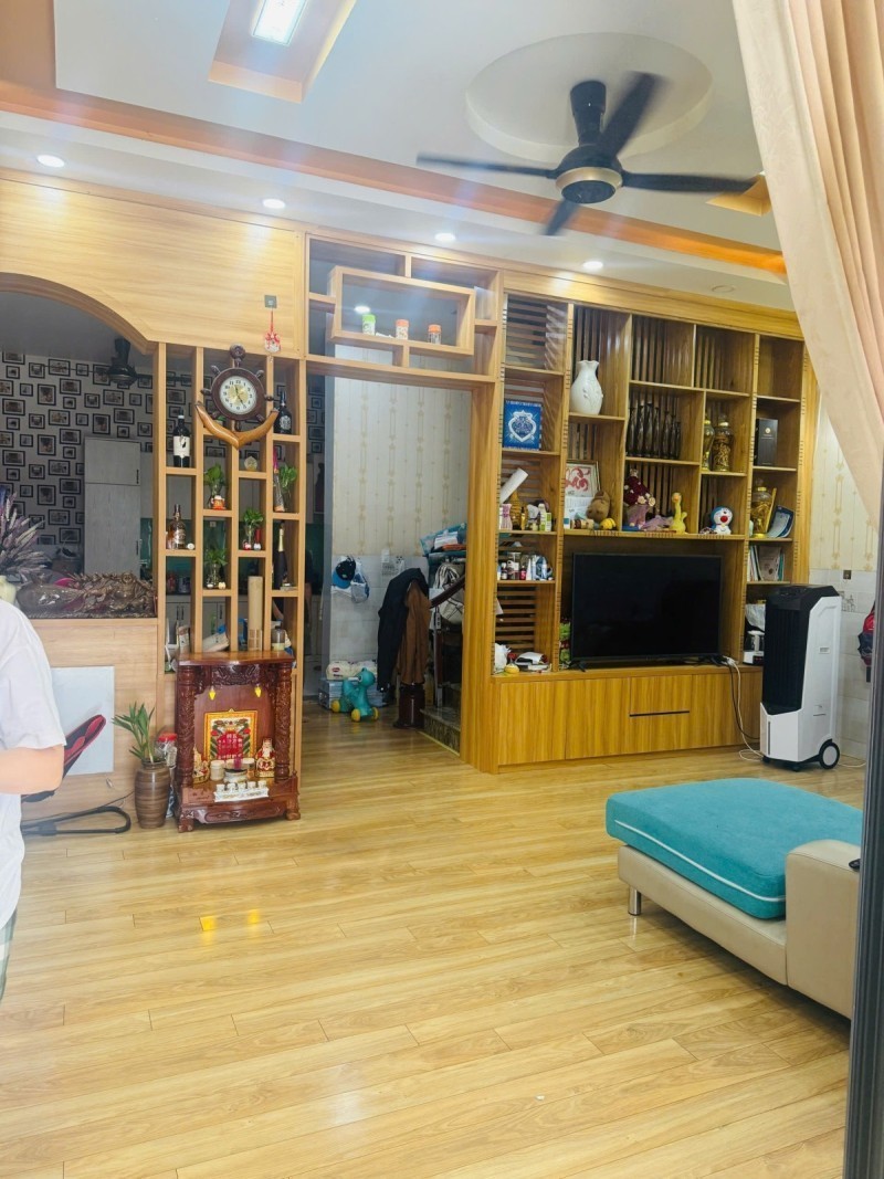 Bán nhà đường Đình Phong Phú, Q9, Thủ Đức, TP HCM. DT - 80m2, 3 tầng. Giá 7.15  tỷ, SHR. 2