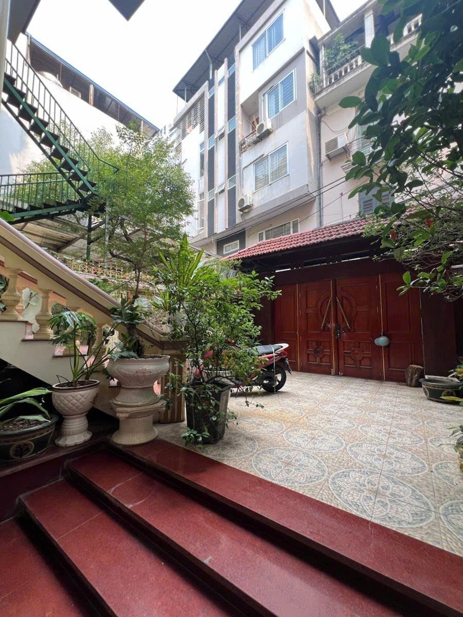 BÁN NHÀ SIÊU ĐẦU TƯ PHỐ CẦU GIẤY – NGUYỄN VĂN HUYÊN, DT 225M2, 4 TẦNG, MT 7.6M, GIÁ 56 TỶ 8