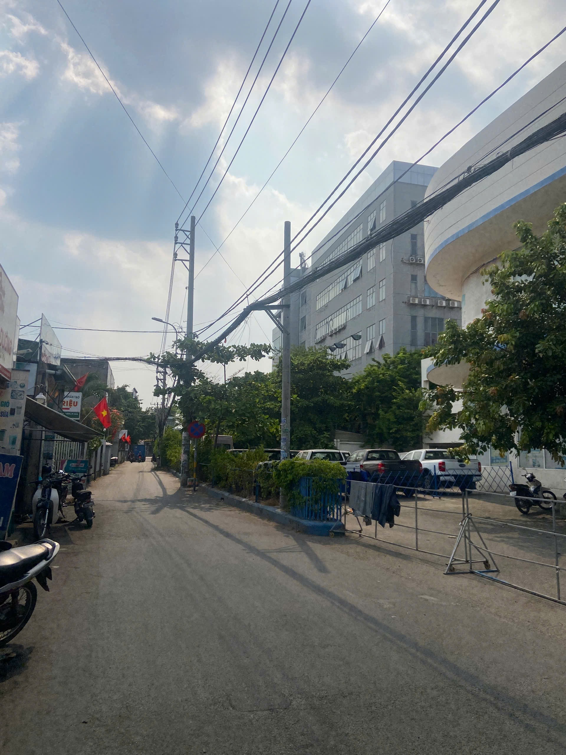 NGUYÊN CĂN MẶT TIỀN MỚI XÂY NGAY COOPMART BÌNH TRIỆU TRẸT 3LAU,THANG MÁY ,GIÁ 20TR 4