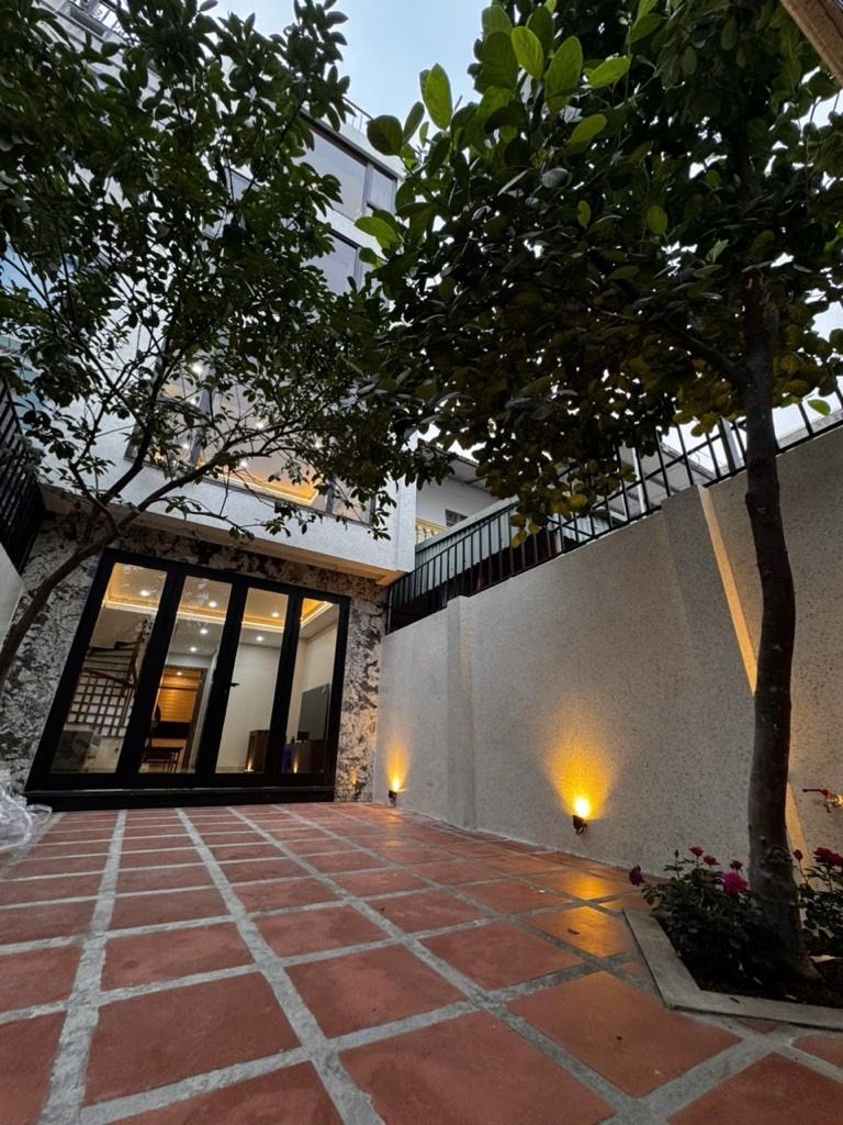 bán nhà lệ mật 70m x 4T ngõ thông, sân vườn, nhà mới nhỉnh 12t còn tl 4