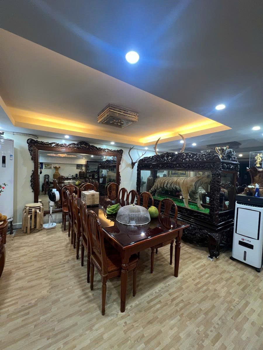 BÁN NHÀ SIÊU ĐẦU TƯ PHỐ CẦU GIẤY – NGUYỄN VĂN HUYÊN, DT 225M2, 4 TẦNG, MT 7.6M, GIÁ 56 TỶ 9