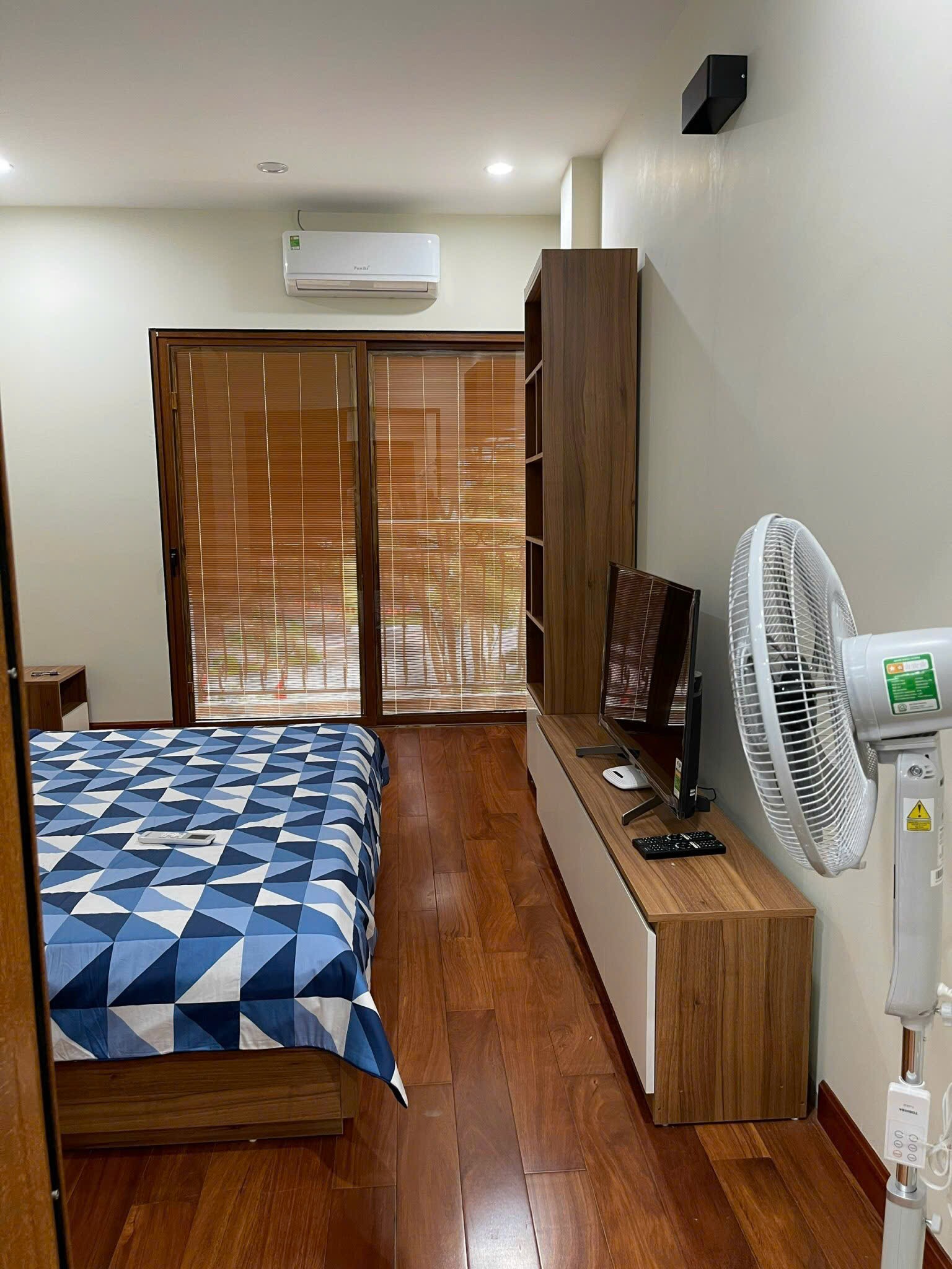 Cho thuê Căn hộ dịch vụ 1N,1K siêu rộng Full đồ tại Phố Vạn Phúc Vạn Bảo, Ba Đình. Chỉ 9tr 6