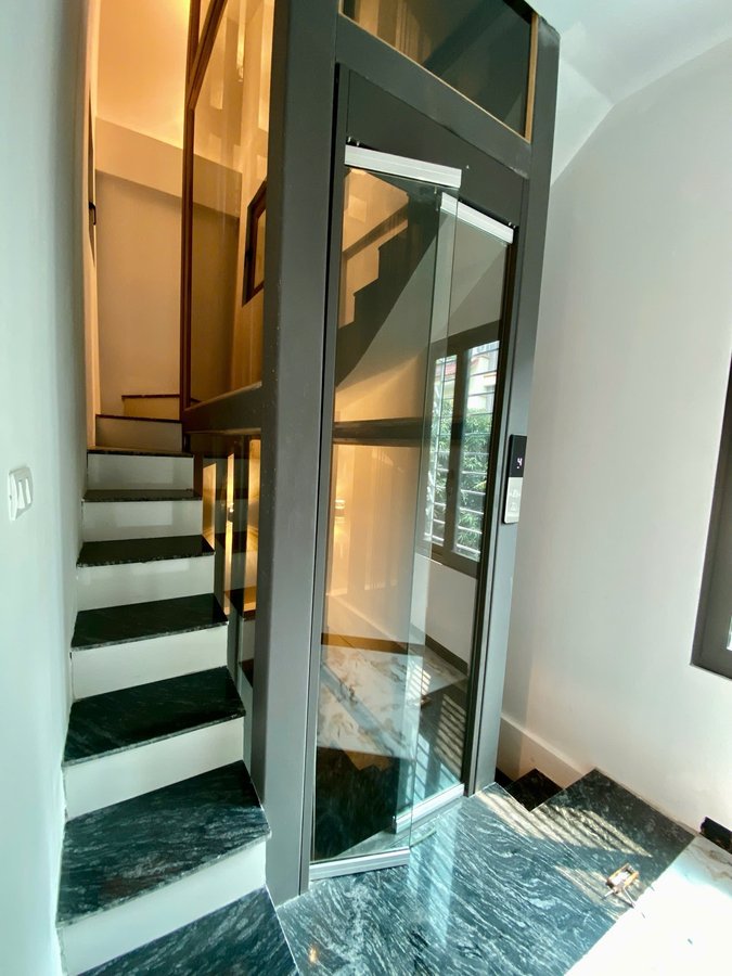 Bán nhà 30m2 xây 5 tầng thang máy mặt ngõ 296 Minh Khai 5