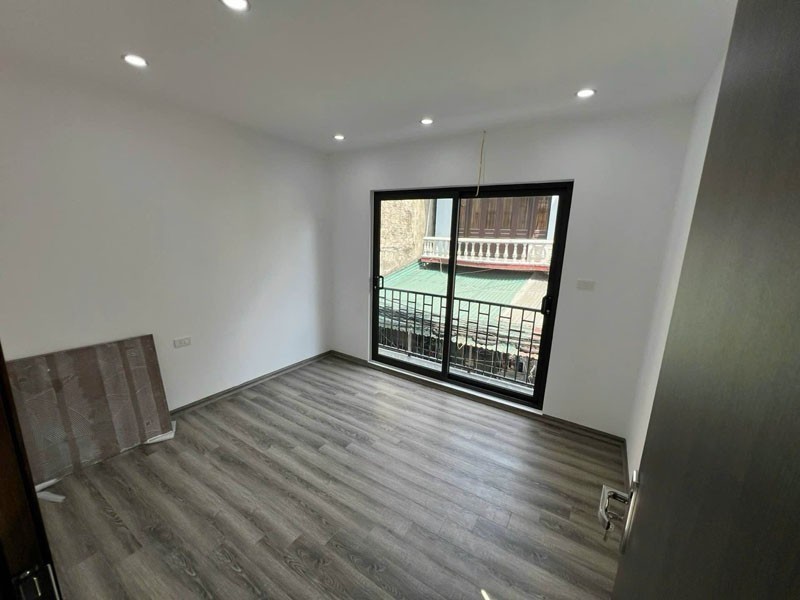 Chính chủ bán căn góc 38,6m2 nhà 5 tầng, 8 phòng ngủ tại ngõ 9 Phố Ô Cách. Dòng tiền 24tr/tháng 5
