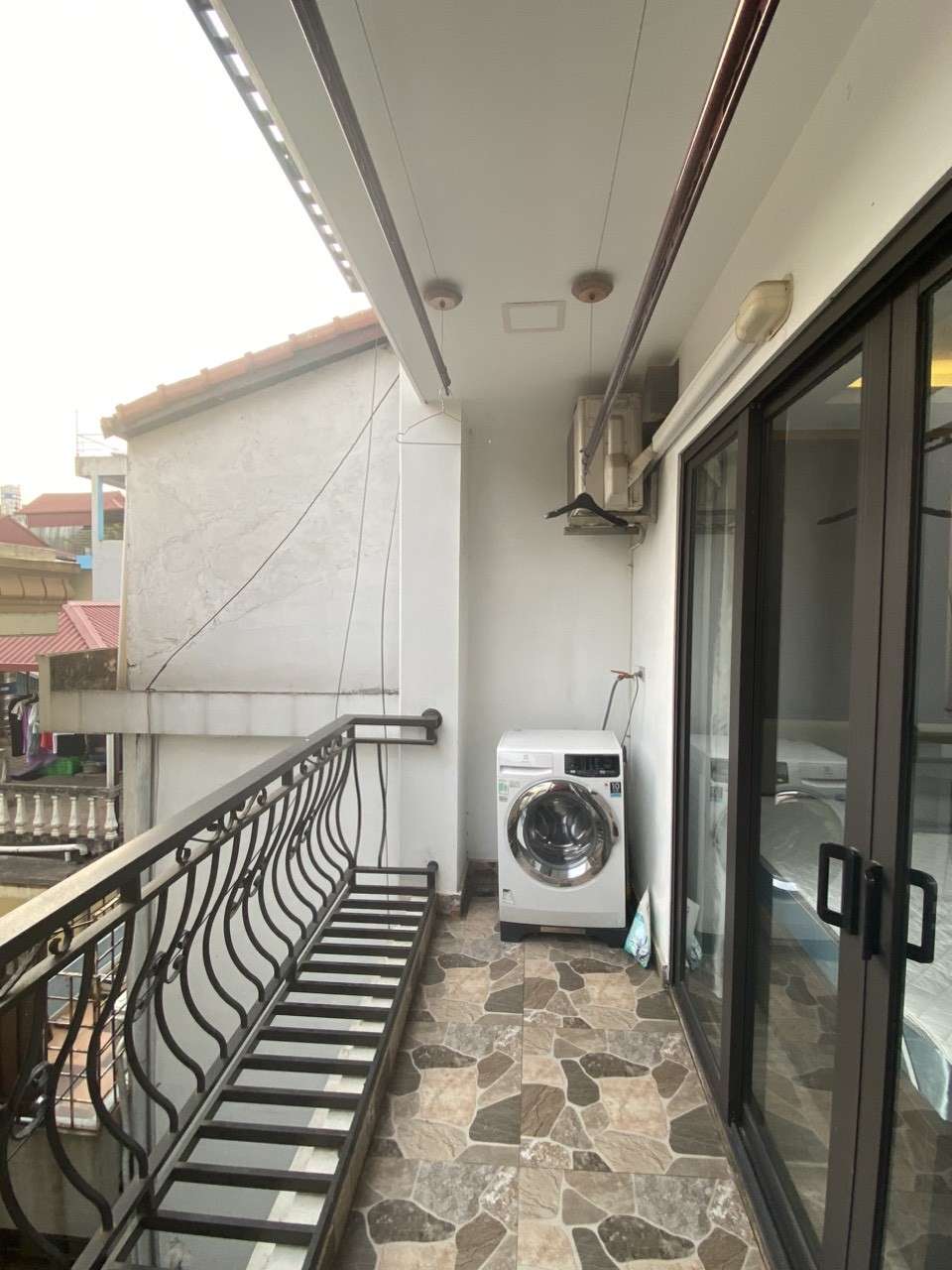 Cho thuê Căn chung cư mini tại Ngõ 193 Phố Trích Sài, Tây Hồ. Ban công rộng thoáng. Chỉ 6.5tr 6