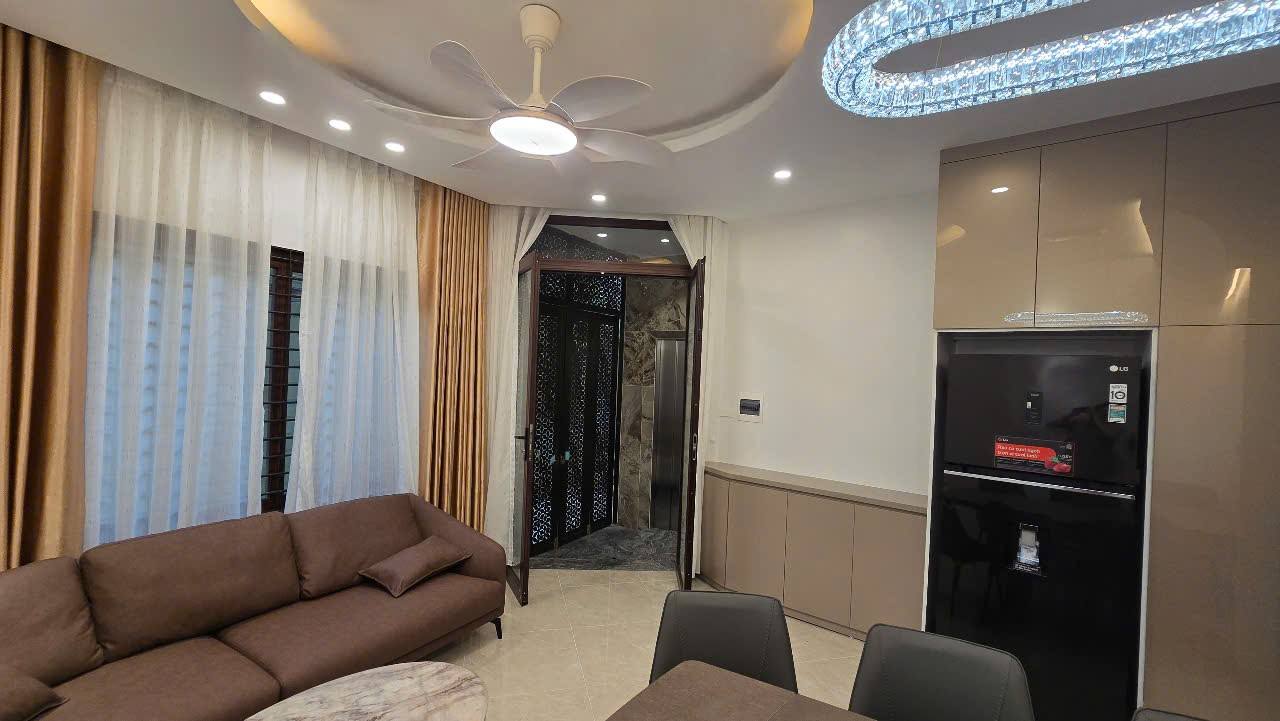 BÁN NHÀ PHÂN LÔ TRẦN QUỐC HOÀN – CẦU GIẤY – Ô TÔ VÀO NHÀ – THANG MÁY FULL  NỘI THẤT MỚI 2