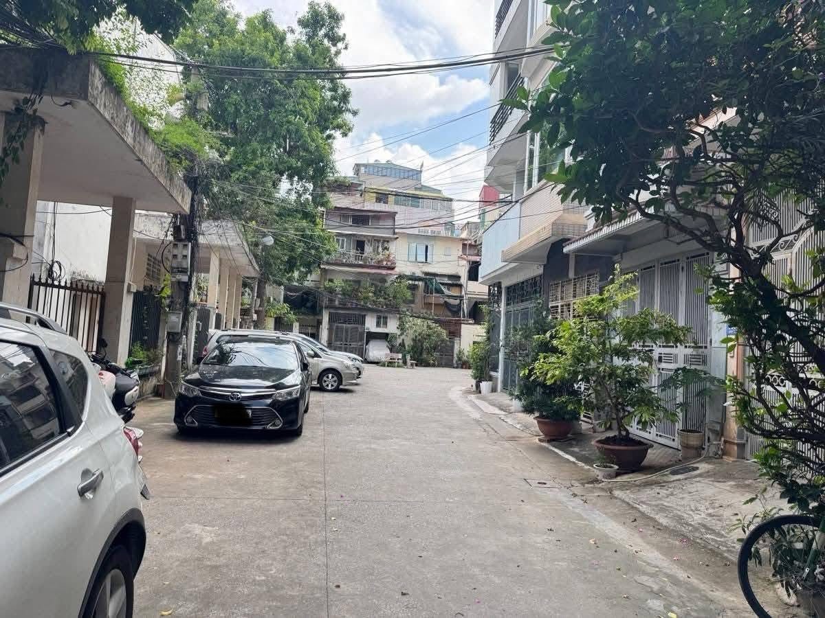 Bán nhà Ngọc Khánh, Ba Đình, dt 100m, ngõ thông, ô tô 7 chỗ vào nhà. Giá 34.6 tỷ