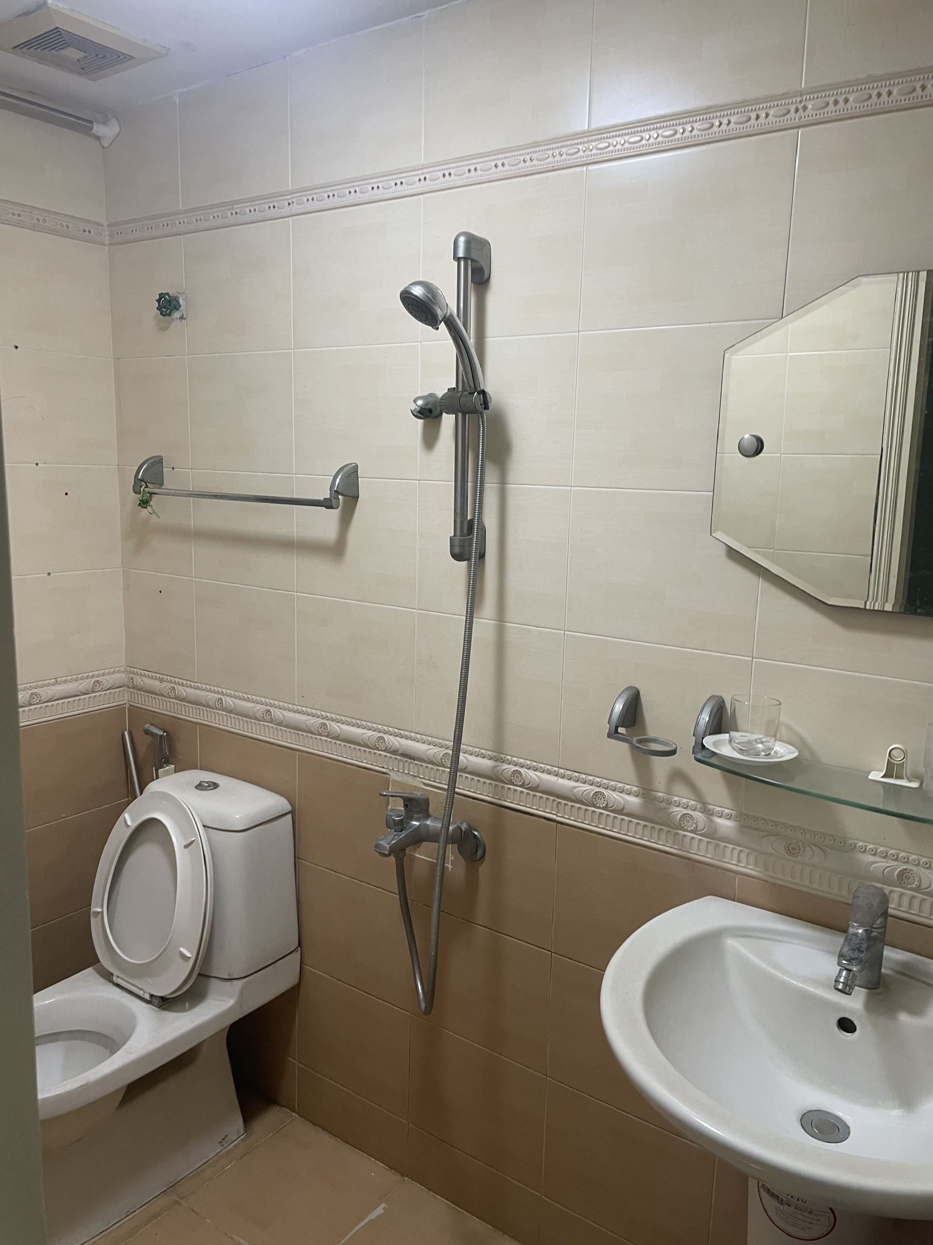 Cho thuê nhà 4 tầng tại ngõ 639 Hoàng Hoa Thám, Ba Đình. Ngõ rộng ba gác tránh. Chỉ 12tr 7