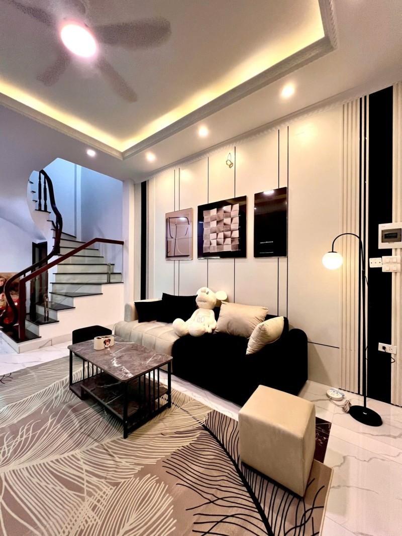 NHÀ NGUYỄN VĂN LINH – Ô TÔ QUA NHÀ – 5 TẦNG ĐẸP – Ở NGAY 4