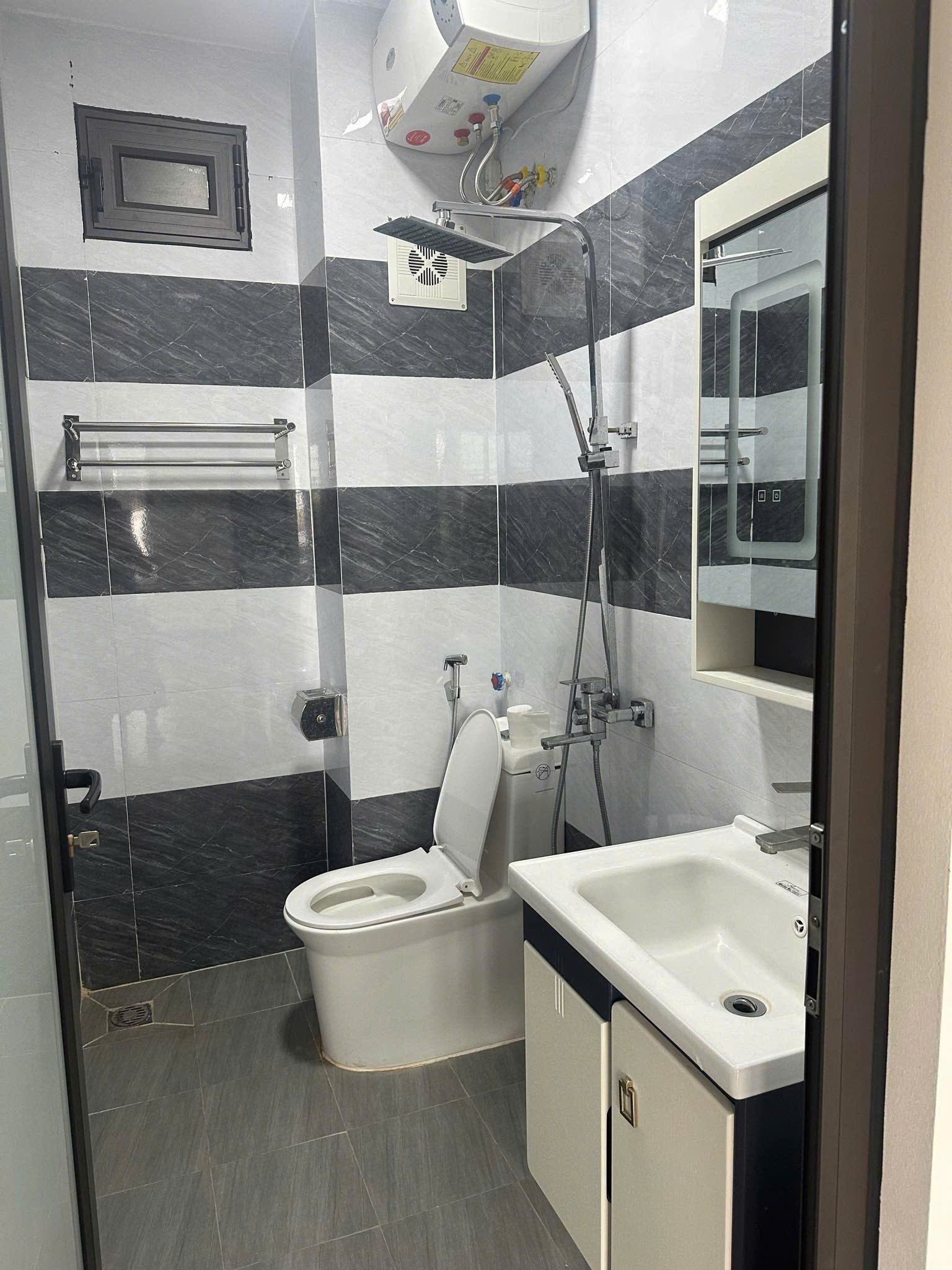 Cho thuê nhà ngõ 254 Minh Khai, Hai Bà Trưng 35M X 5T giá 15tr 10M RA OTO TRÁNH 3