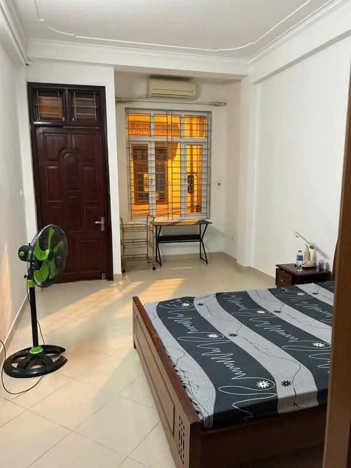 Cho thuê nhà riêng Đông Quan, Cầu Giấy  60M*4T(+10m sân) giá 18tr NGÕ OTO 2