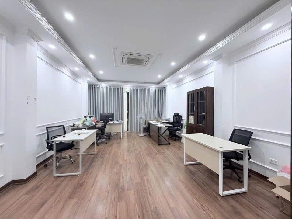 Cho thuê nhà PL, Ô TÔ, THANG MÁY, KD ở Trần Quốc Hoàn, Cầu Giấy 52m x 6T giá 34 triệu