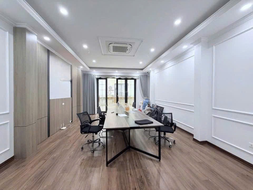 Cho thuê nhà PL, Ô TÔ, THANG MÁY, KD ở Trần Quốc Hoàn, Cầu Giấy 52m x 6T giá 34 triệu 3