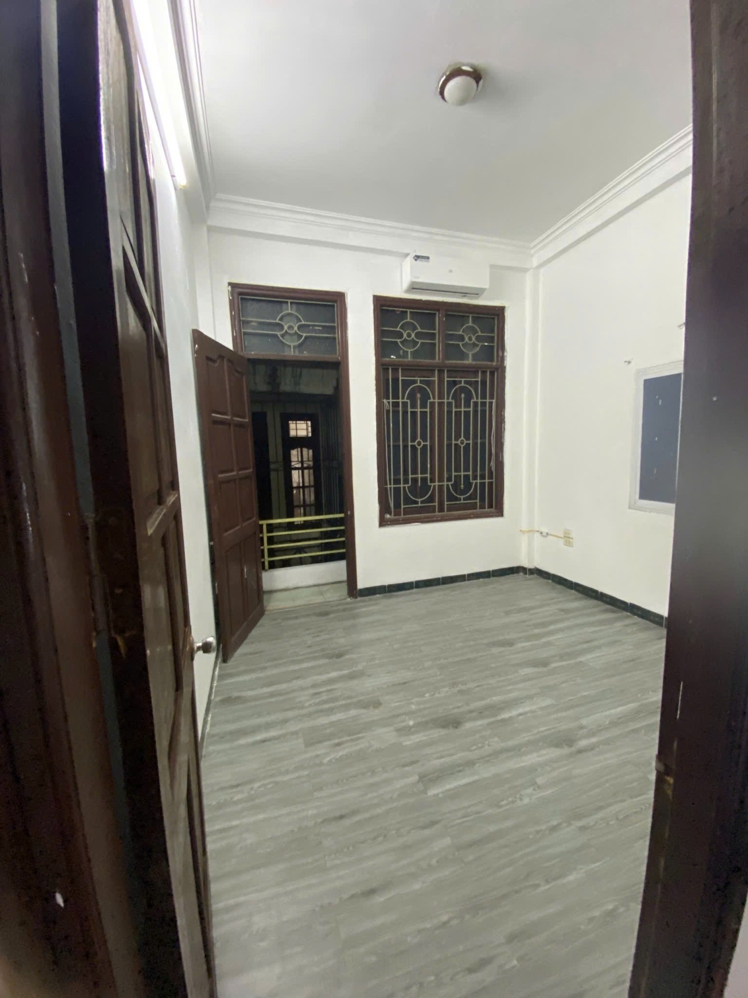 Cho thuê nhà ngõ 5 Hoàng Quốc Việt, Cầu Giấy 35M x 3T(3 ngủ) giá 10.5 triệu, 10M ra ô tô 4