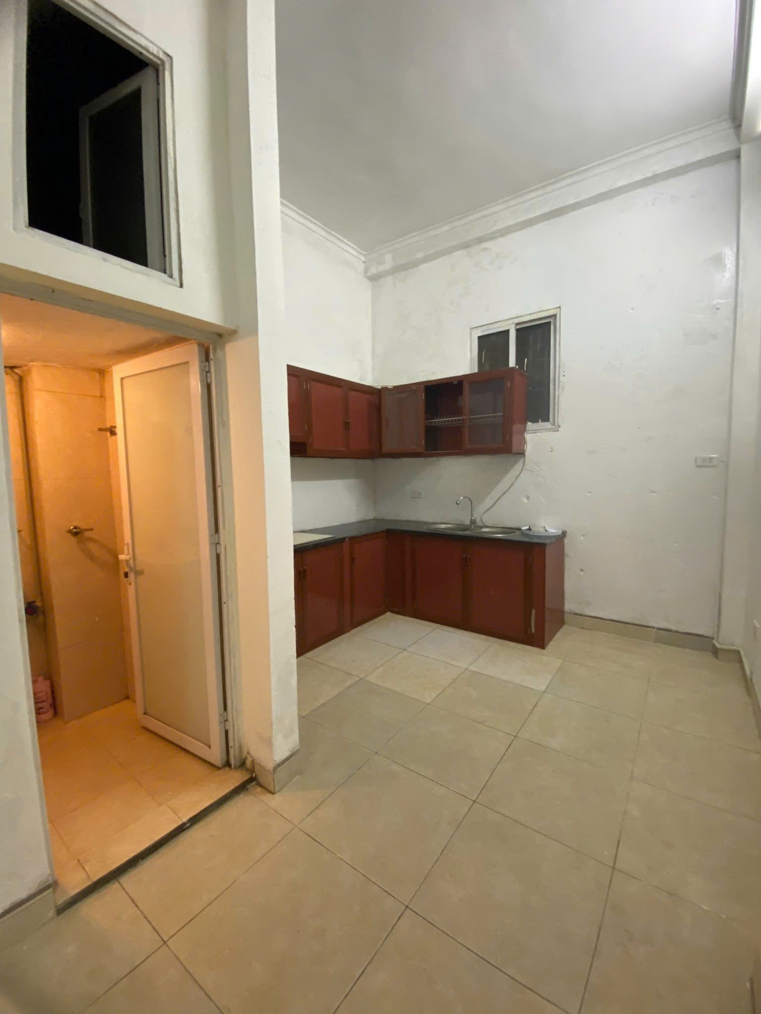 Cho thuê nhà ngõ 5 Hoàng Quốc Việt, Cầu Giấy 35M x 3T(3 ngủ) giá 10.5 triệu, 10M ra ô tô 5