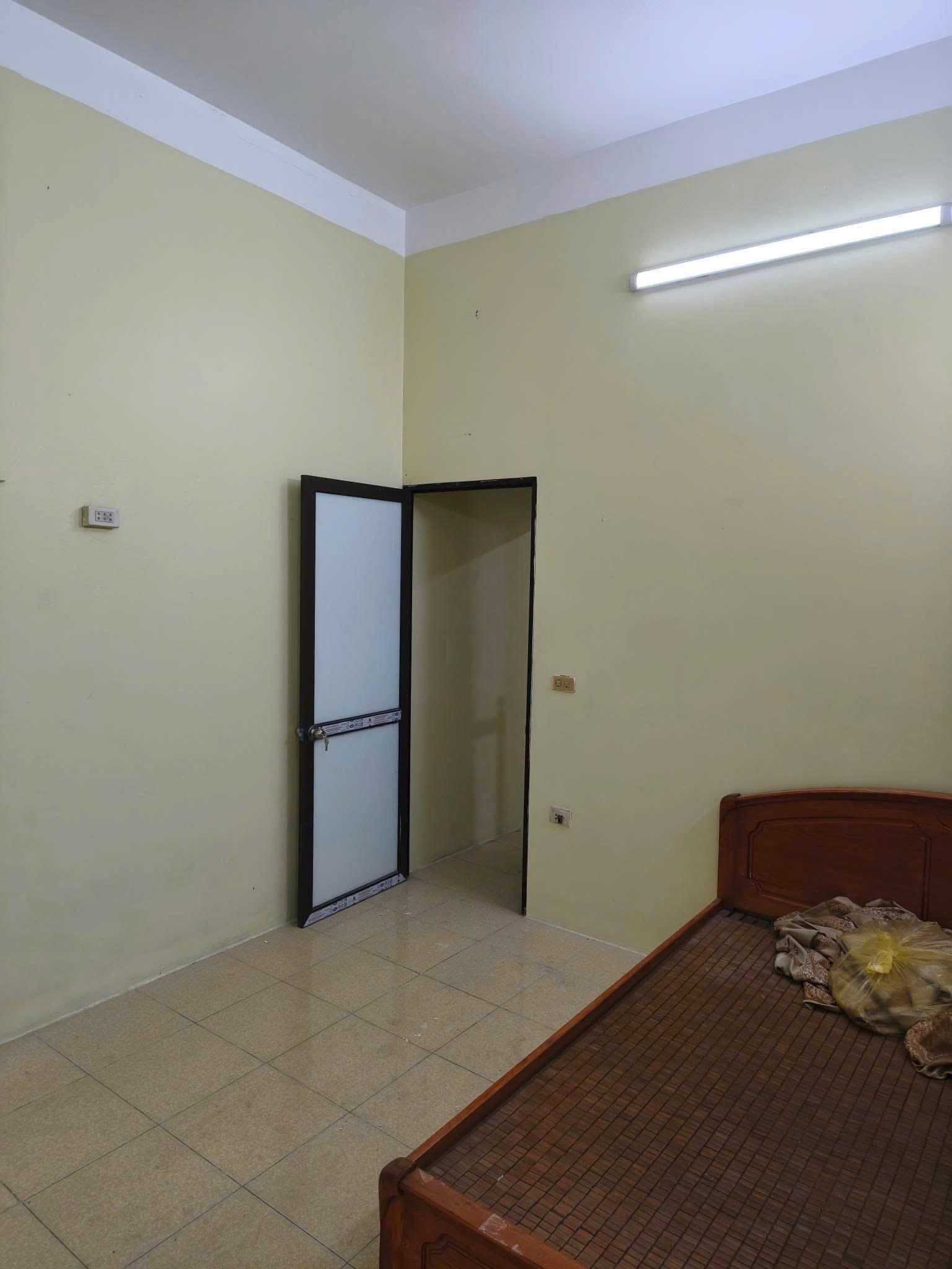 Cho thuê nhà riêng Dương Quảng Hàm, Cầu Giấy 40M x 3T (4 ngủ) giá 11tr Ở NHÓM 2