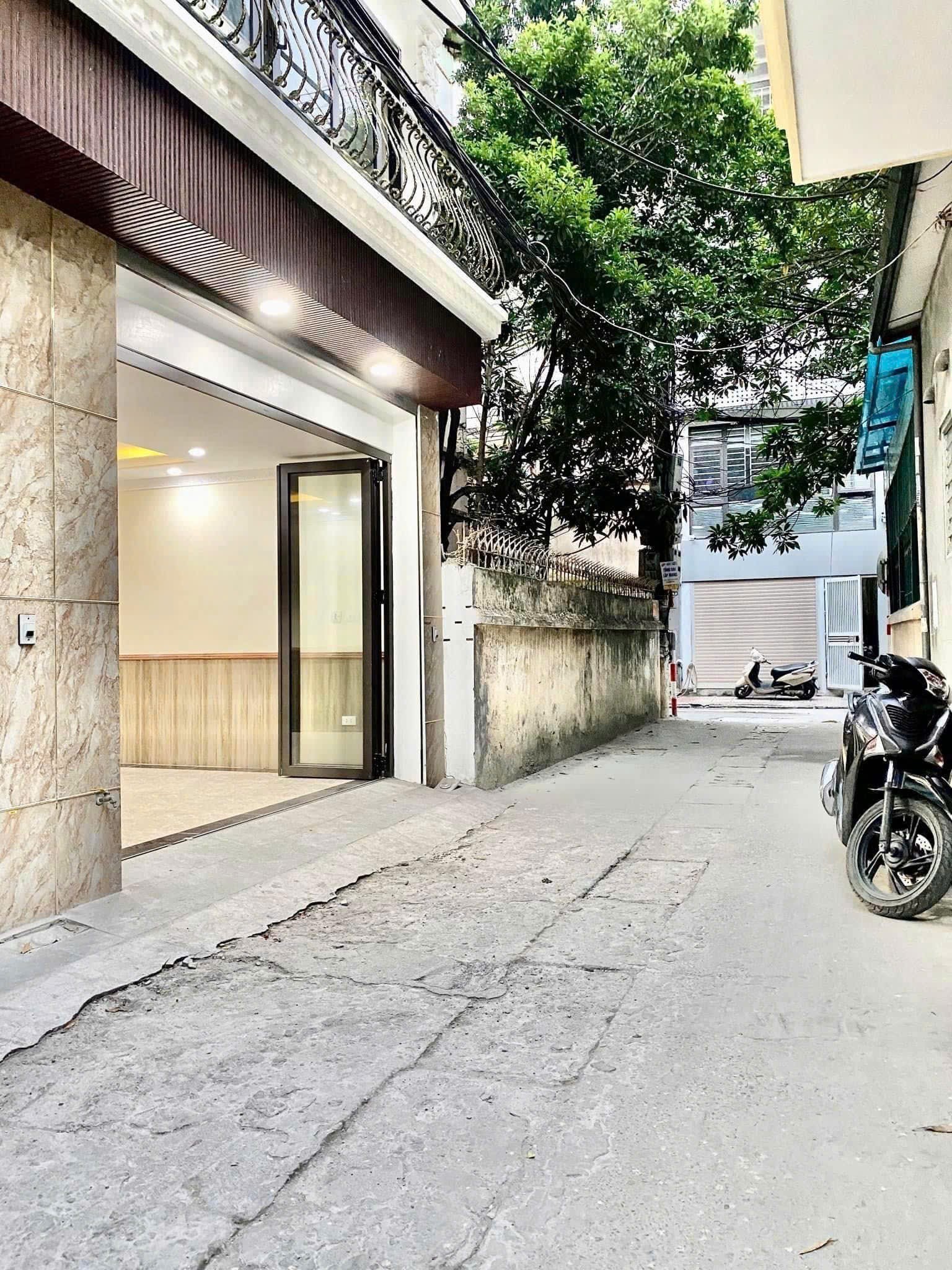 Cho thuê nhà riêng Hoàng Đạo Thành, Thanh Xuân 40M X 6T giá 17 triệu GARA Ô TÔ 4