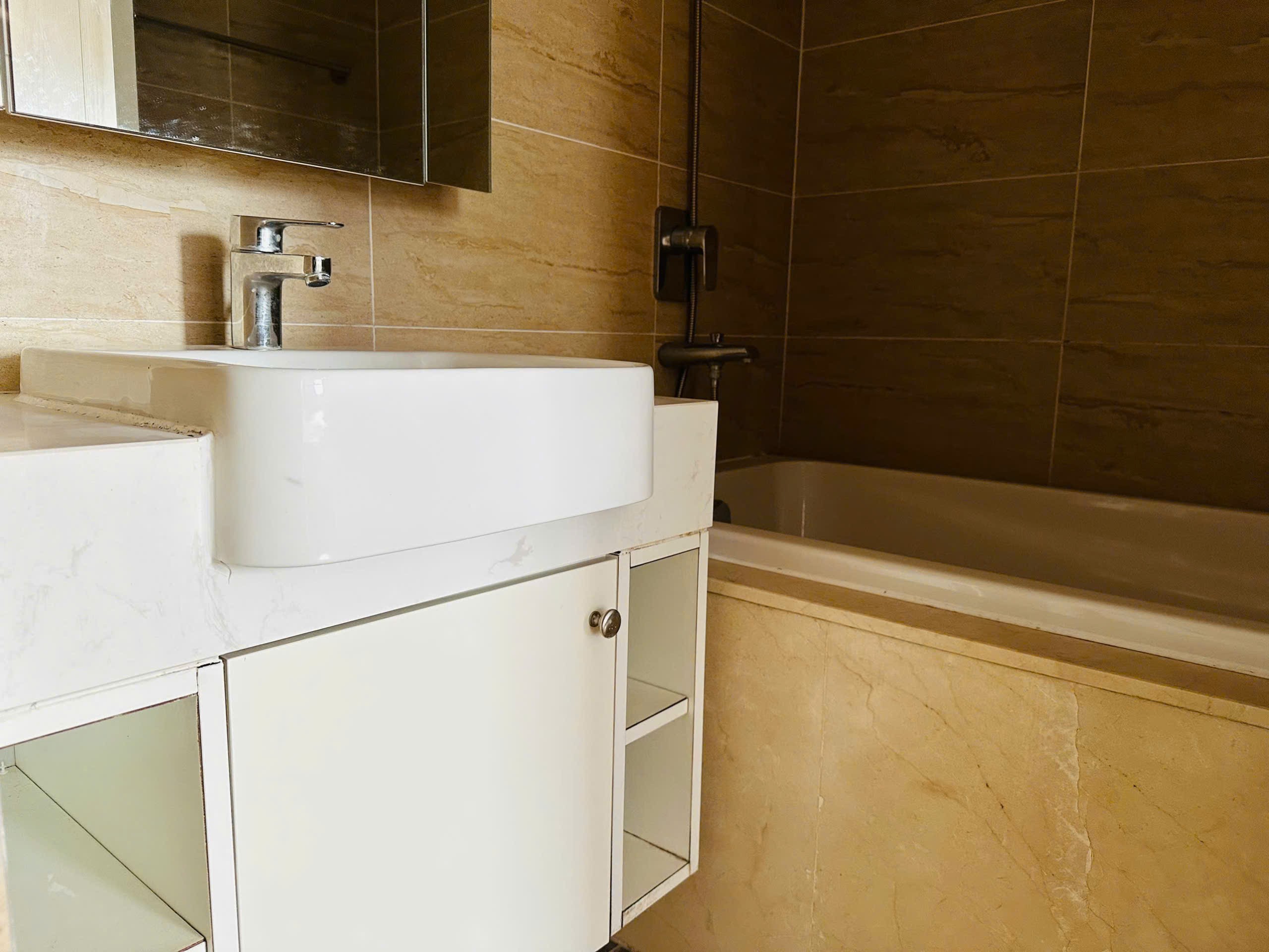 Bán căn hộ 2 ngủ dt 70m2 D'Capitale Trần Duy Hưng chỉ 9ty2 6