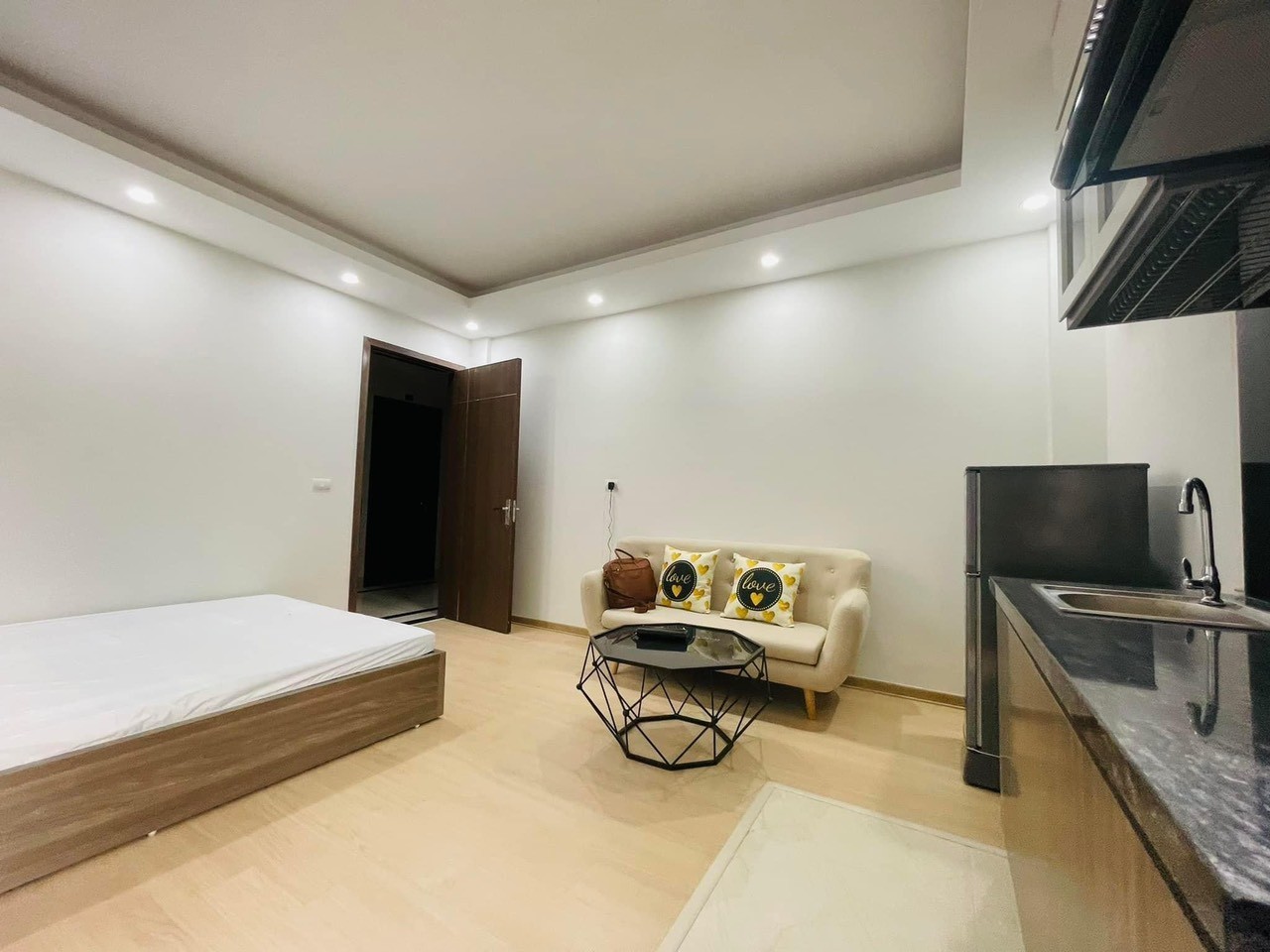 CHO THUÊ PHÒNG TRỌ MỚI ĐẸP NGÃ 3 BA LA THANG MÁY FULL NỘI THẤT CHỈ 3-4 TRIỆU