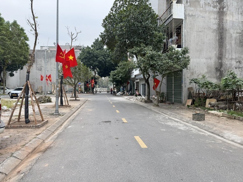Bán 62m2 Đất TĐC Giang Biên: Đối Diện Vườn Hoa, View Thoáng Trọn Đời - Mặt Tiền Rộng - Đường 3 Ô Tô 4