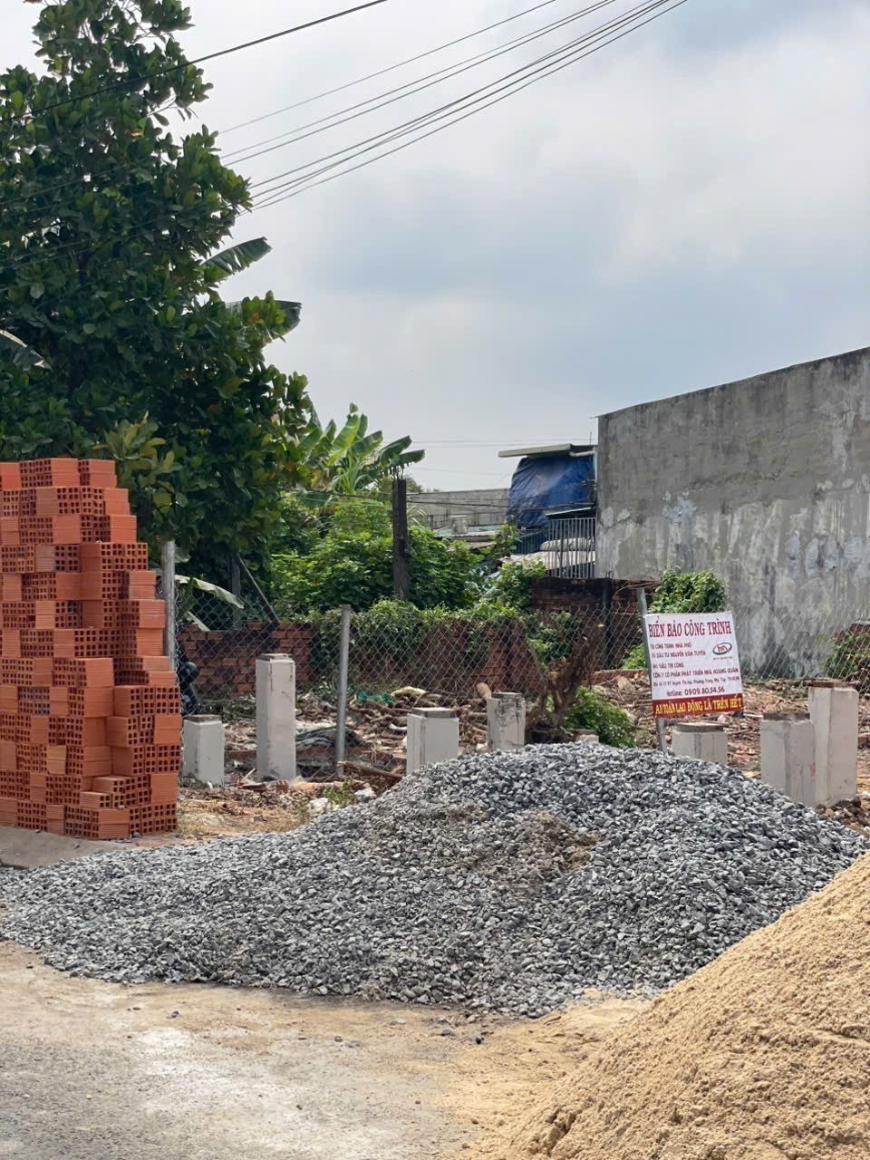Còn 4 nền trong khu nhà phố đang xây dựng đồng bộ 126m ngang 5m, 4 tầng đường nhựa 4
