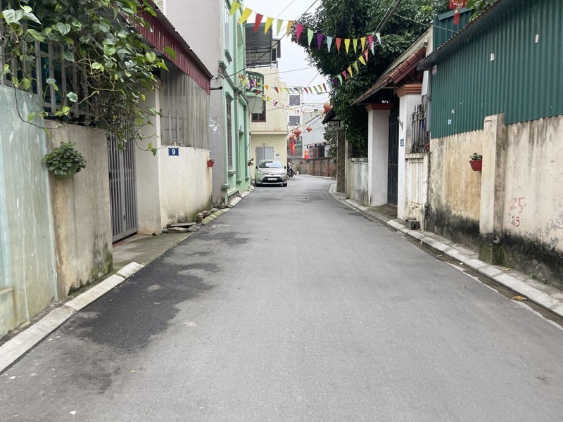 Cần tiền bán gấp căn góc 63,3m2 nhà 5 tầng, thang máy, mặt đường thôn Lê Xá. Đường 5m, ô tô vào nhà