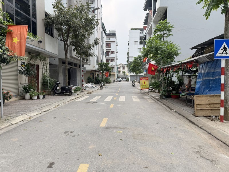 Cần bán 50m2 đất TT1 TĐC Ngọc Thụy. Đường rộng 13m, ngay gần hồ điều hòa và công viên 2