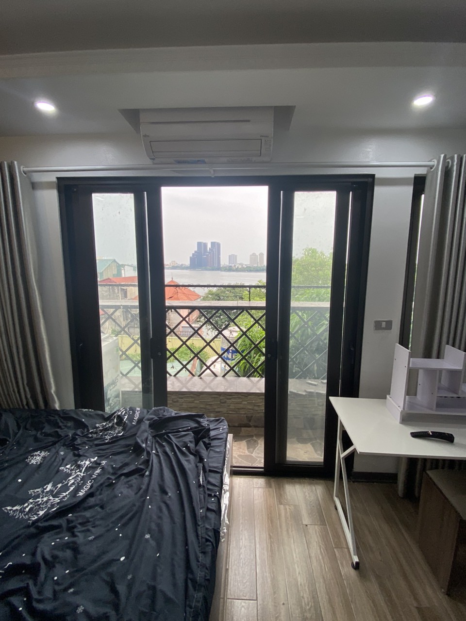 Cho thuê Căn Apartment giá rẻ tại Ngõ 193 Trích Sài, Tây Hồ.  View hồ bất tận. Chỉ 6tr 2