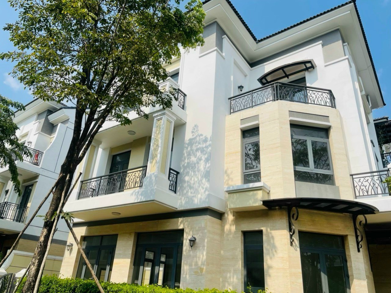 Cần bán Nhà mặt tiền dự án Verosa Park Khang Điền, Diện tích 200m², Giá 23 Tỷ 1