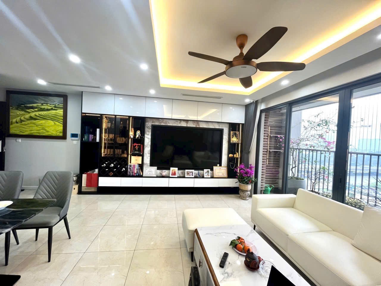 Bán nhanh căn 3PN TO NHẤT Vinhomes D'Capitale giá 99tr/m2