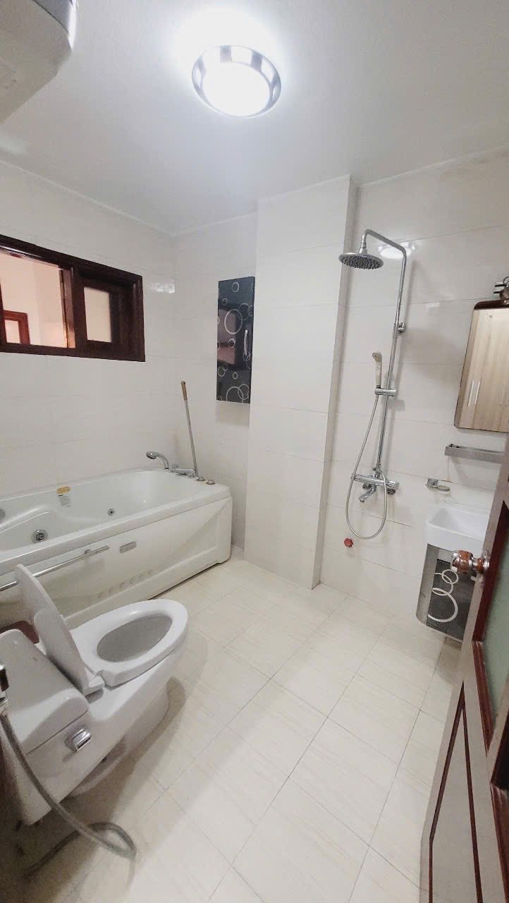 Cho thuê nhà 5 tầng mặt đường Phạm Văn Đồng, ph Thanh Bình, TP HD, 102m2, mt 6m, KD tốt 5