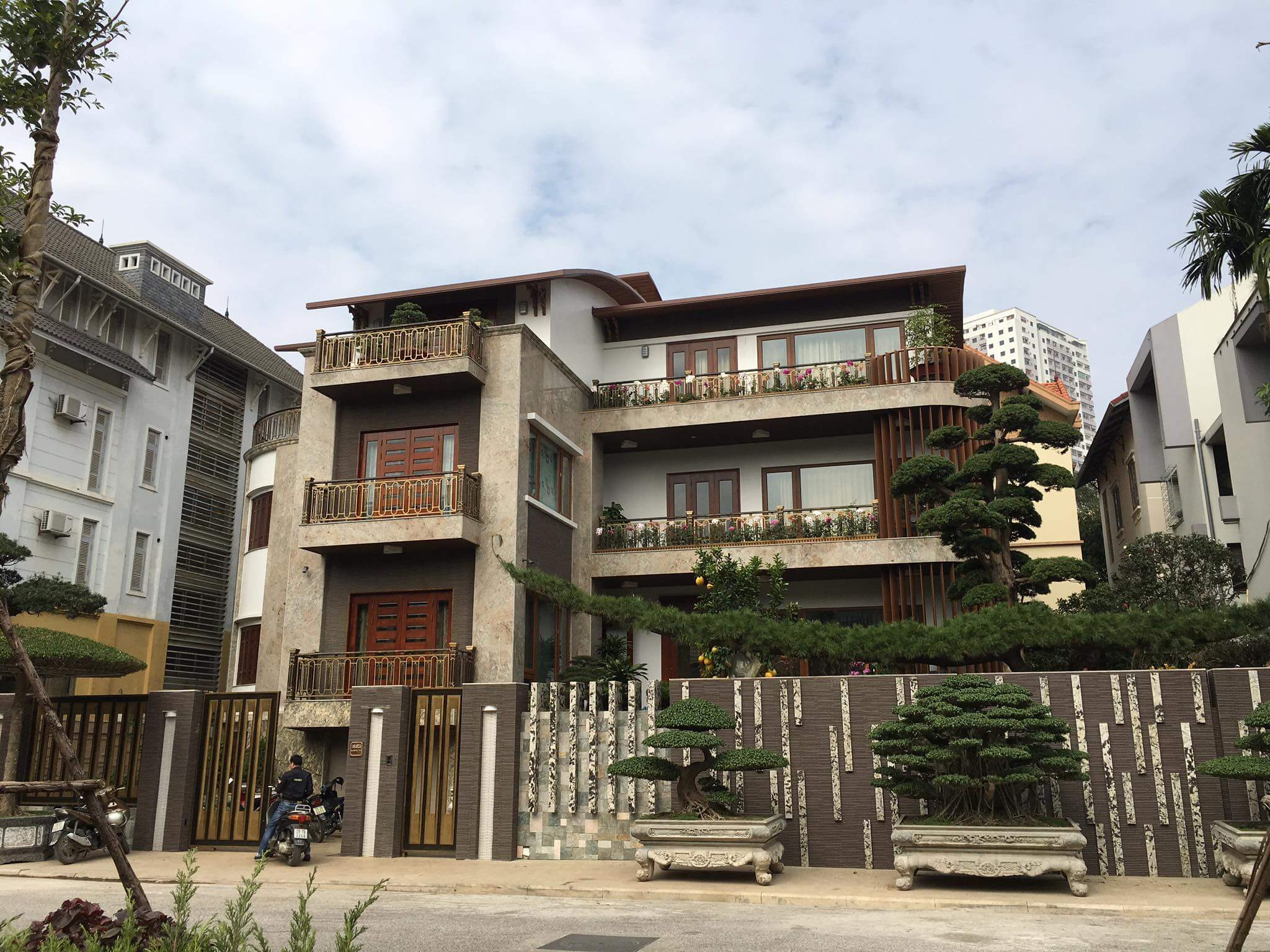 Độc nhất biệt thự bán đảo Linh Đàm có hồ điều hòa, DT 254m2, 10 phòng ngủ, giá chỉ 5x tỷ 2