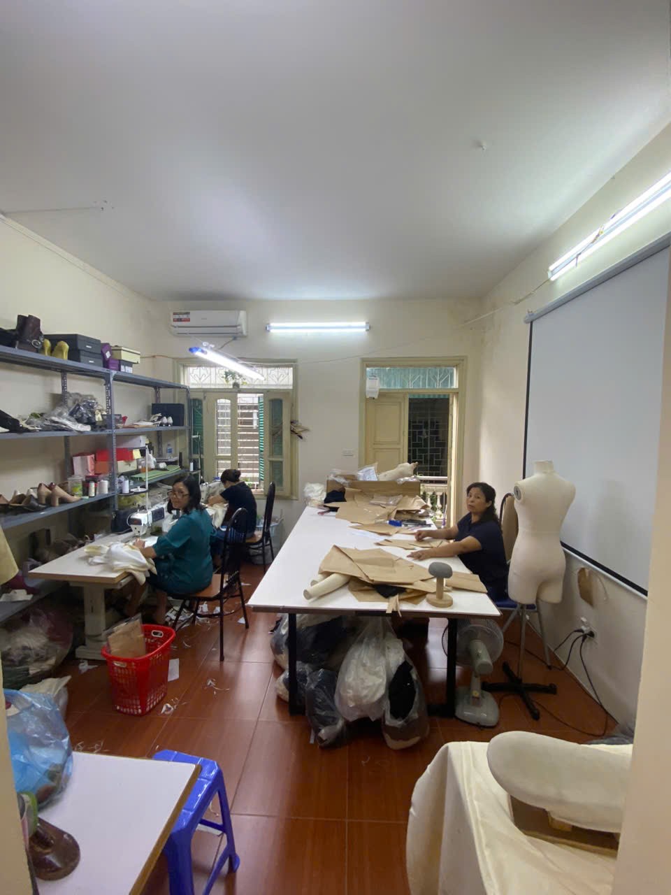Cho thuê nhà 4 tầng tại ngõ 84 Ngọc Khánh, Ba Đình. Nhà rộng, ngõ nông ô tô đỗ cửa. Chỉ 12tr 2