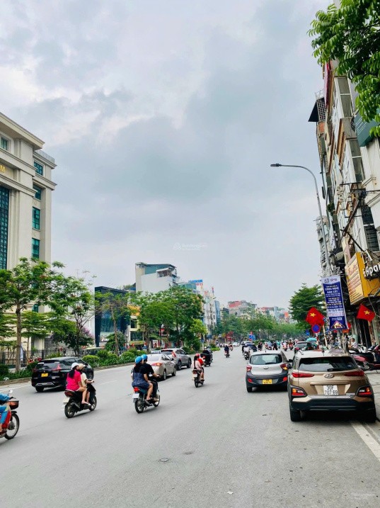 Hiếm! Nhà mặt phố Nguyễn Chí Thanh 40m², mặt tiền 4,5m, ô tô, kinh doanh 15 tỷ 3