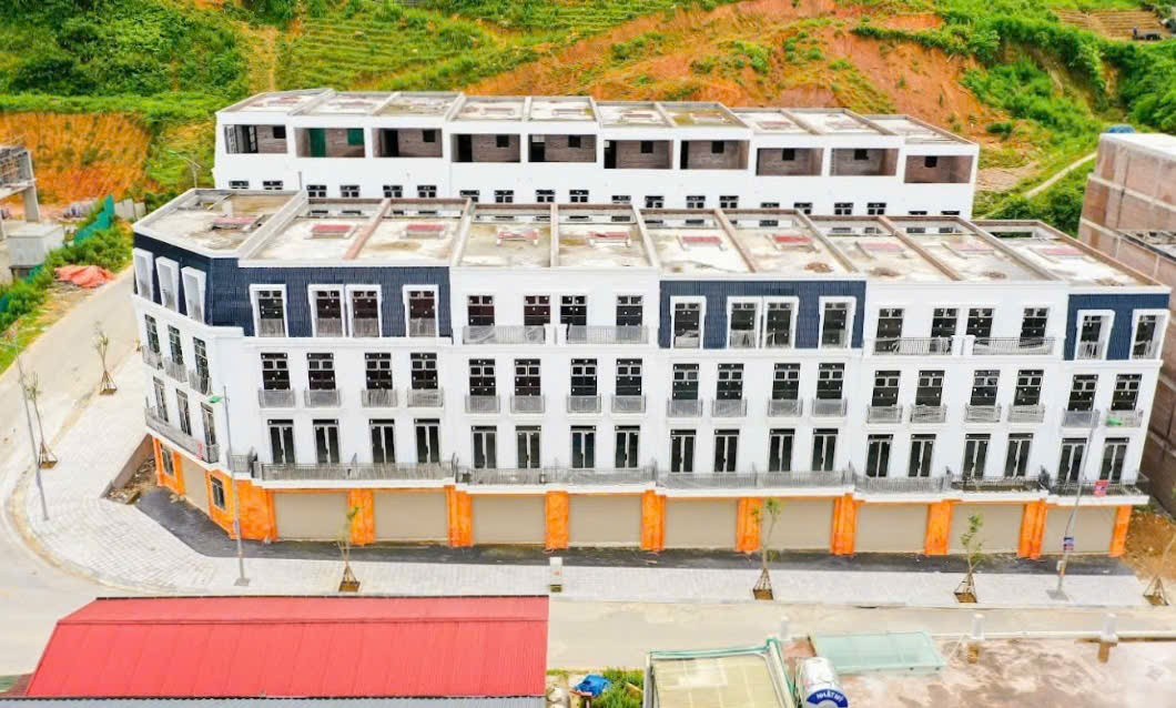 Bán căn liền kề xây sẵn 4 tầng đường T9 KĐT Tây Bắc - Sapa. Giá chỉ 5,8 tỷ cả nhà và đất 3