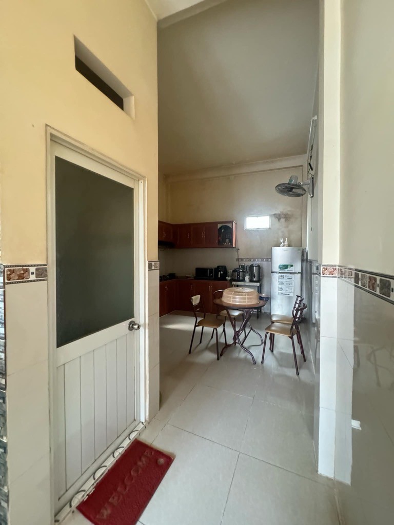 CHỦ KẸT TIỀN GẤP BÁN, MỄ CỐC NHÀ KIÊN CỐ 3 TẦNG DT 44.3M2 (3.9 X15M) CHỈ 4.5 TY 2
