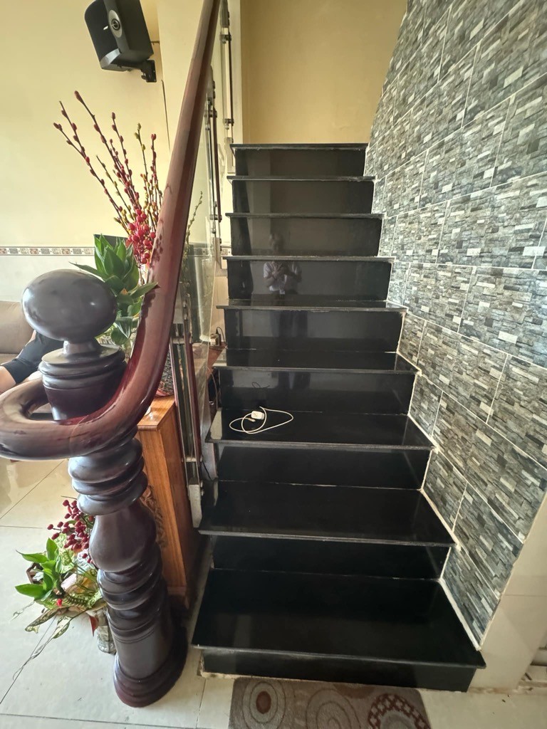 CHỦ KẸT TIỀN GẤP BÁN, MỄ CỐC NHÀ KIÊN CỐ 3 TẦNG DT 44.3M2 (3.9 X15M) CHỈ 4.5 TY 3