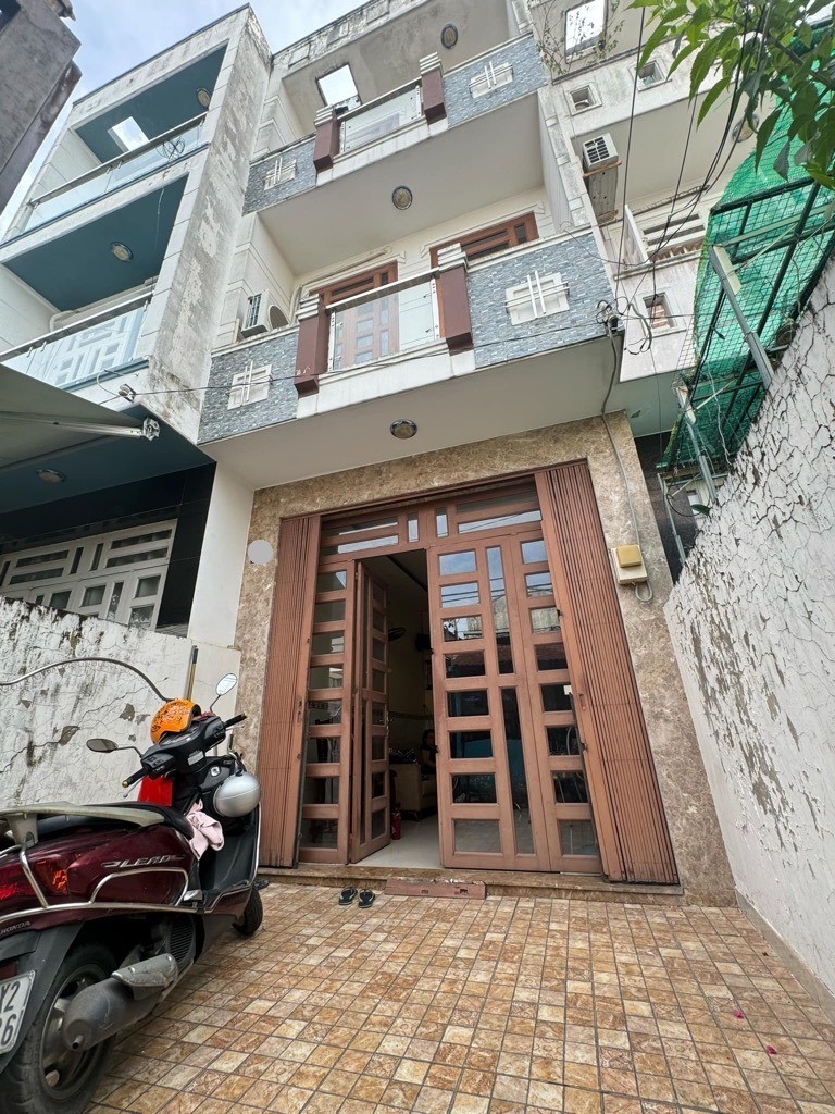 CHỦ KẸT TIỀN GẤP BÁN, MỄ CỐC NHÀ KIÊN CỐ 3 TẦNG DT 44.3M2 (3.9 X15M) CHỈ 4.5 TY 4