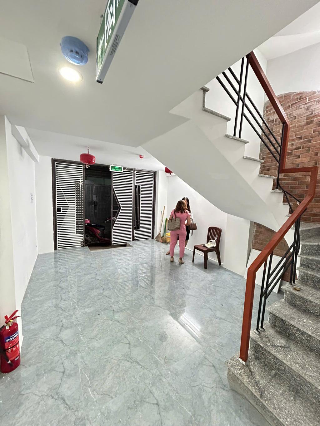 Bán nhà CCMN Trần Duy Hưng, Cầu Giấy, ngõ nông, 50m2, 6 tầng, Mt 4m, chỉ 17.4 tỷ