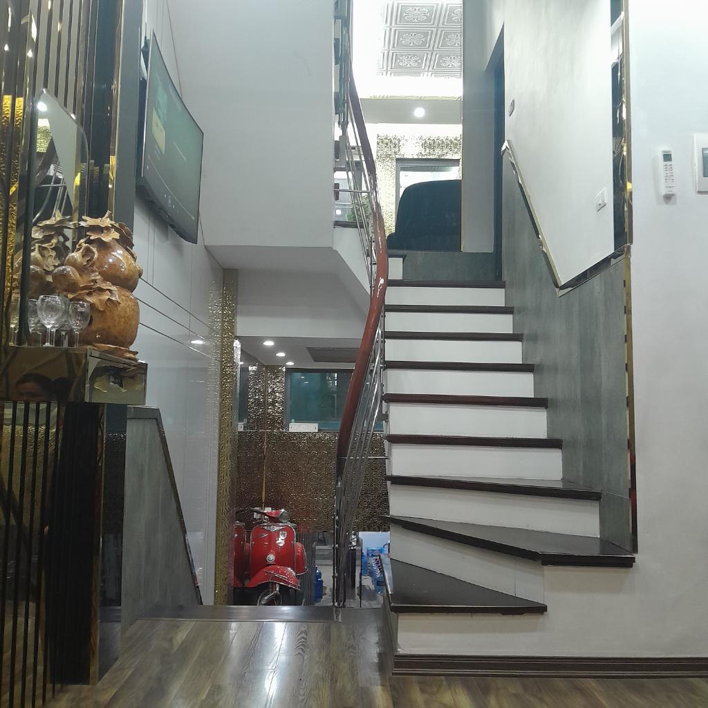 Hiếm, Nguyễn Chí Thanh, Đống Đa, phân lô ô tô tránh, 40m2, 5 tầng, Mt 4.1m, chỉ 18 tỷ 2