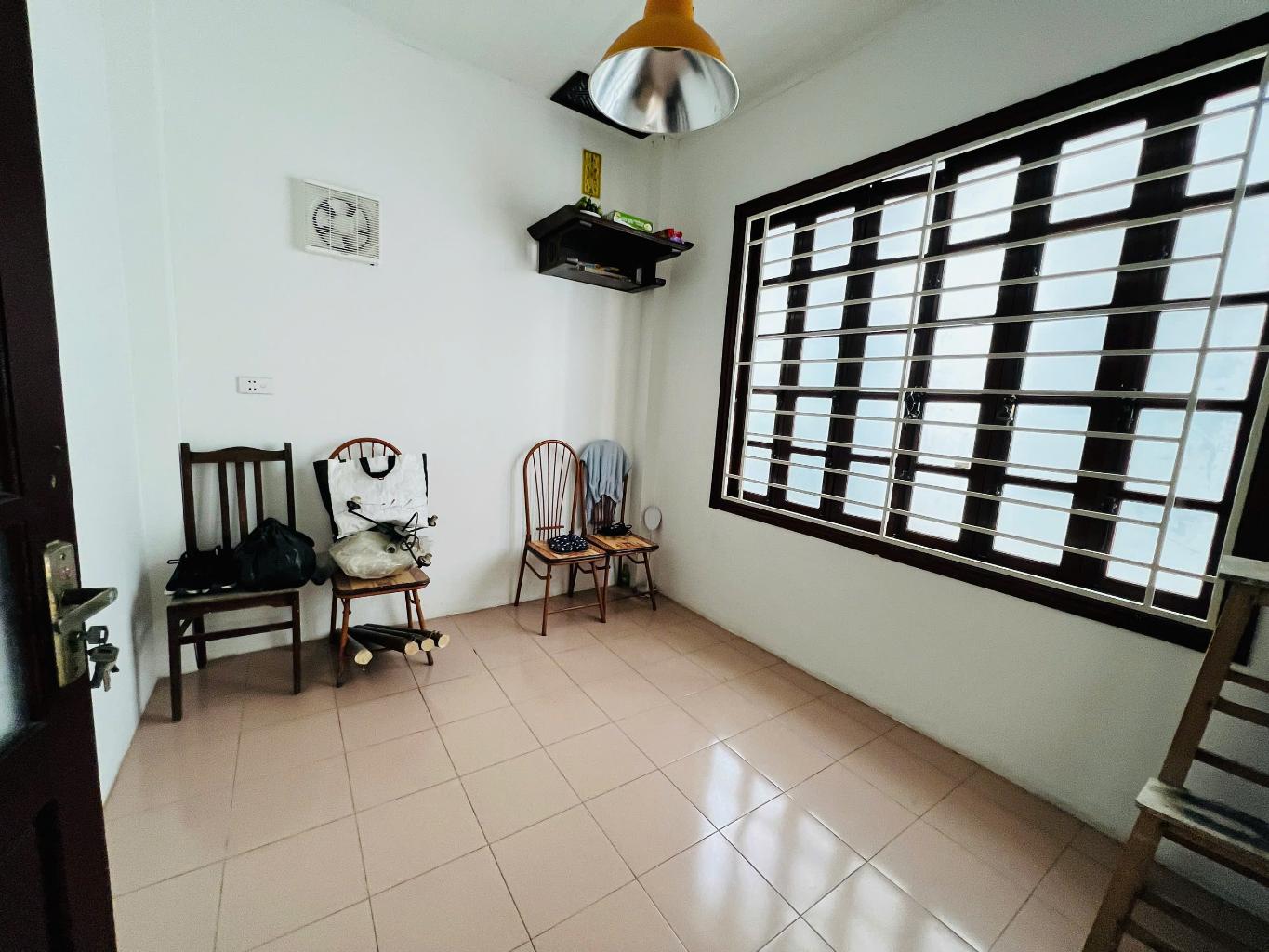 Bán nhà Trần Thái Tông, Cầu Giấy, gần phố, 40m2, 3 tầng, Mt 6.8m, chỉ 8.8 tỷ 2
