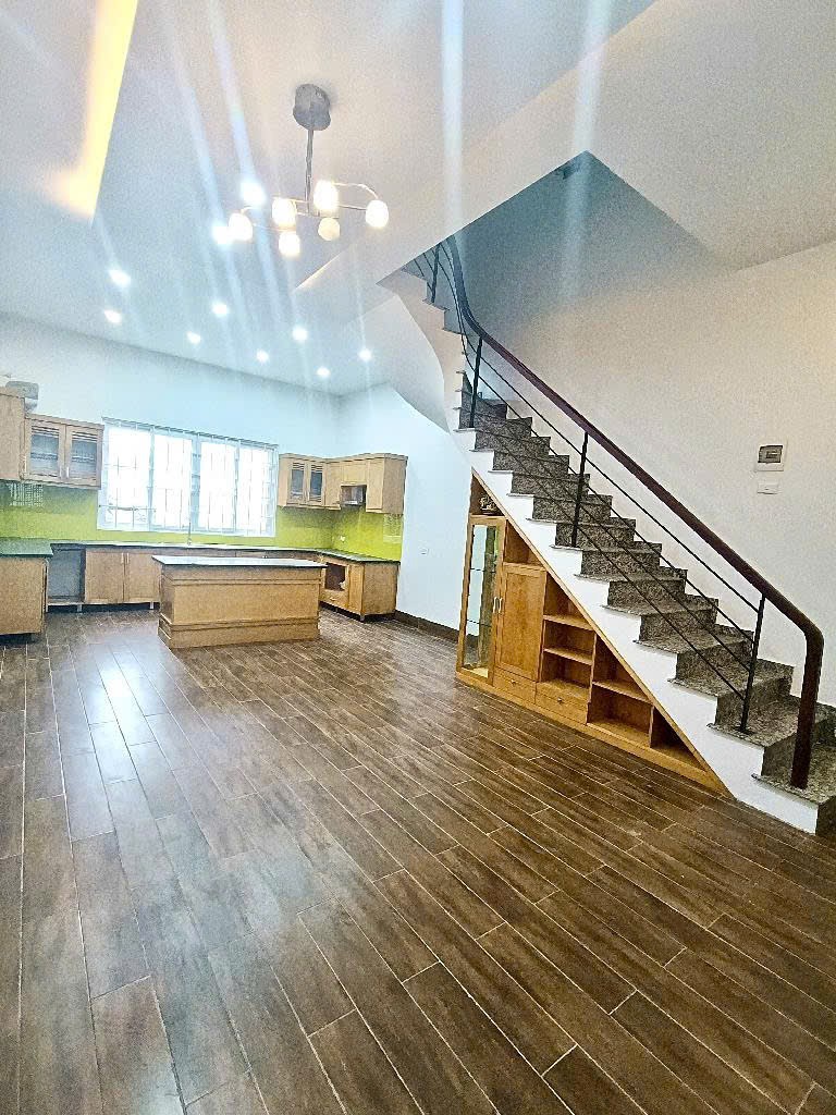 SIÊU PHẨM LẠC LONG QUÂN MỚI CỰC ĐẸP, 2 THOÁNG, DÂN XÂY Ô TÔ GẦN, BÃI XE NGAY NHÀ CHỈ 9.2 TỶ 3