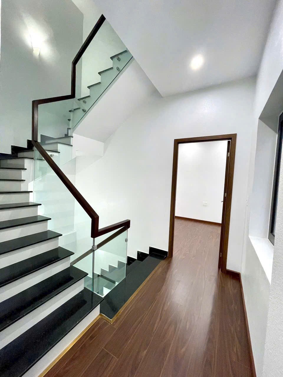 Bán nhà 4 tầng lô góc 2 mặt tiền Ngô Quyền, Hải Dương giá chỉ 4.x tỷ 4