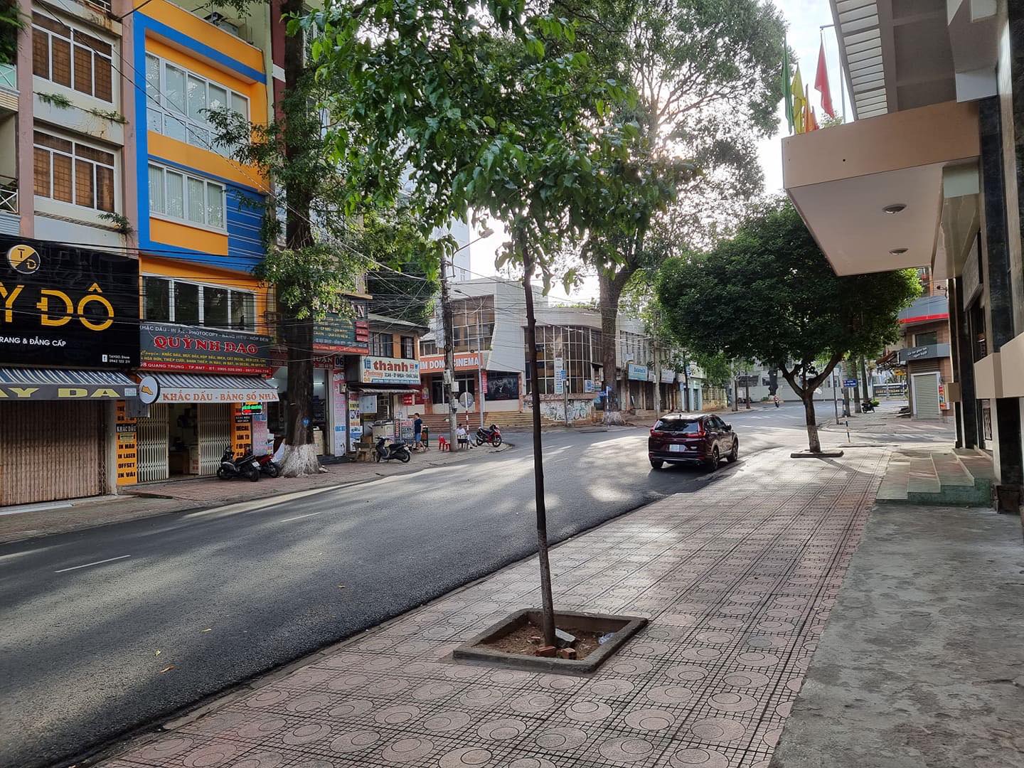 Nhà mặt tiền phố cổ, cách ngã 6 vài bước chân, gía tốt.