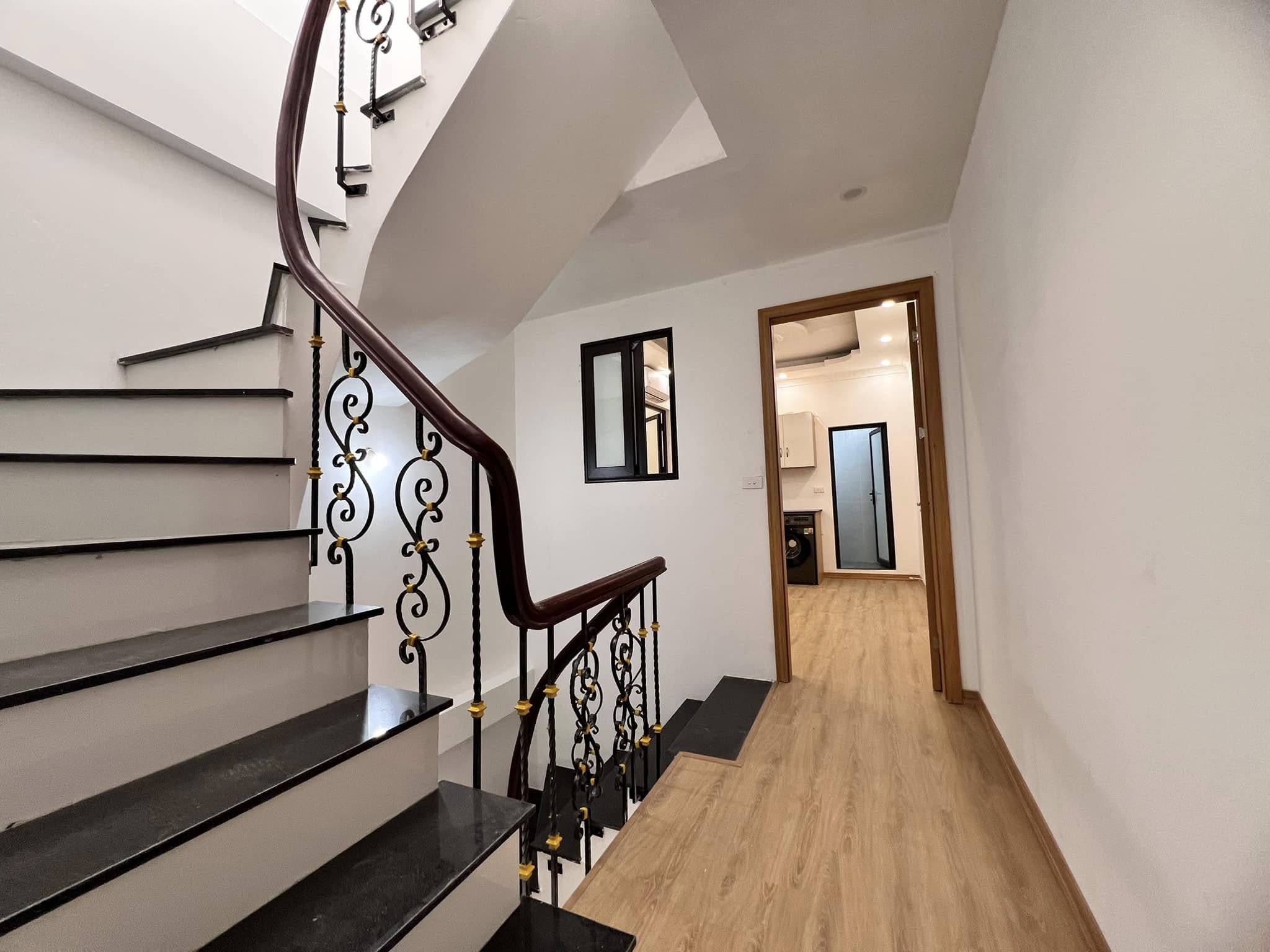 Nhà Phố Kim Mã- BA ĐÌNH 6.5 tỷ, 34M2 x6Tầng. Ngõ thông,ô tô tránh+kinh doanh 5