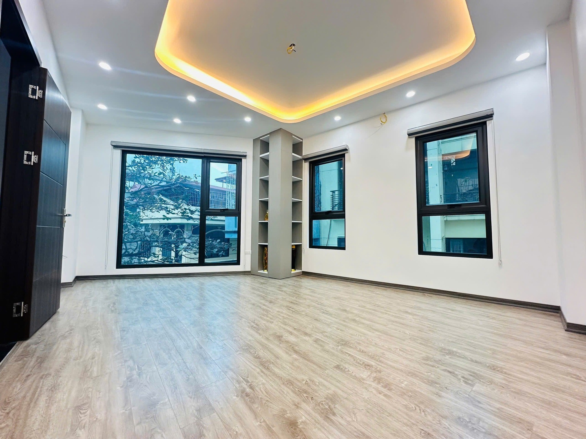 BÁN NHÀ KIM NGƯU – LÔ GÓC – NGÕ THÔNG – Ô TÔ TRƯỚC NHÀ – NHÀ MỚI KÍNH KOONG – GIÁ ĐÃ GIẢM CHỈ 10.5 5