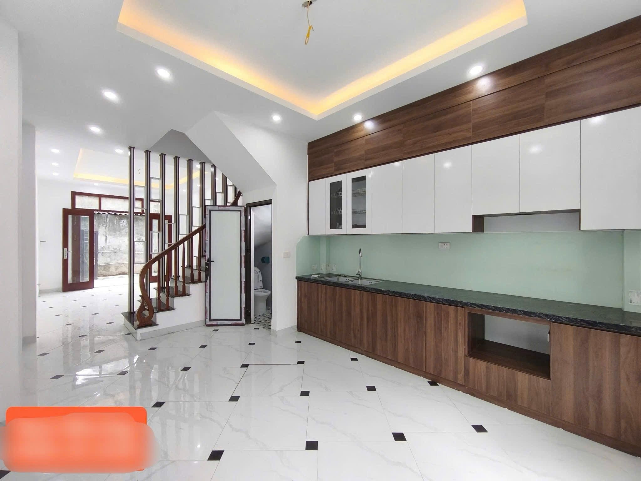 Nhà Tiền Yên, ngay vành đai 4, xây 42M2, 4 Tầng, 5 phòng, ô tô đỗ cửa giá 4 tỷ 2