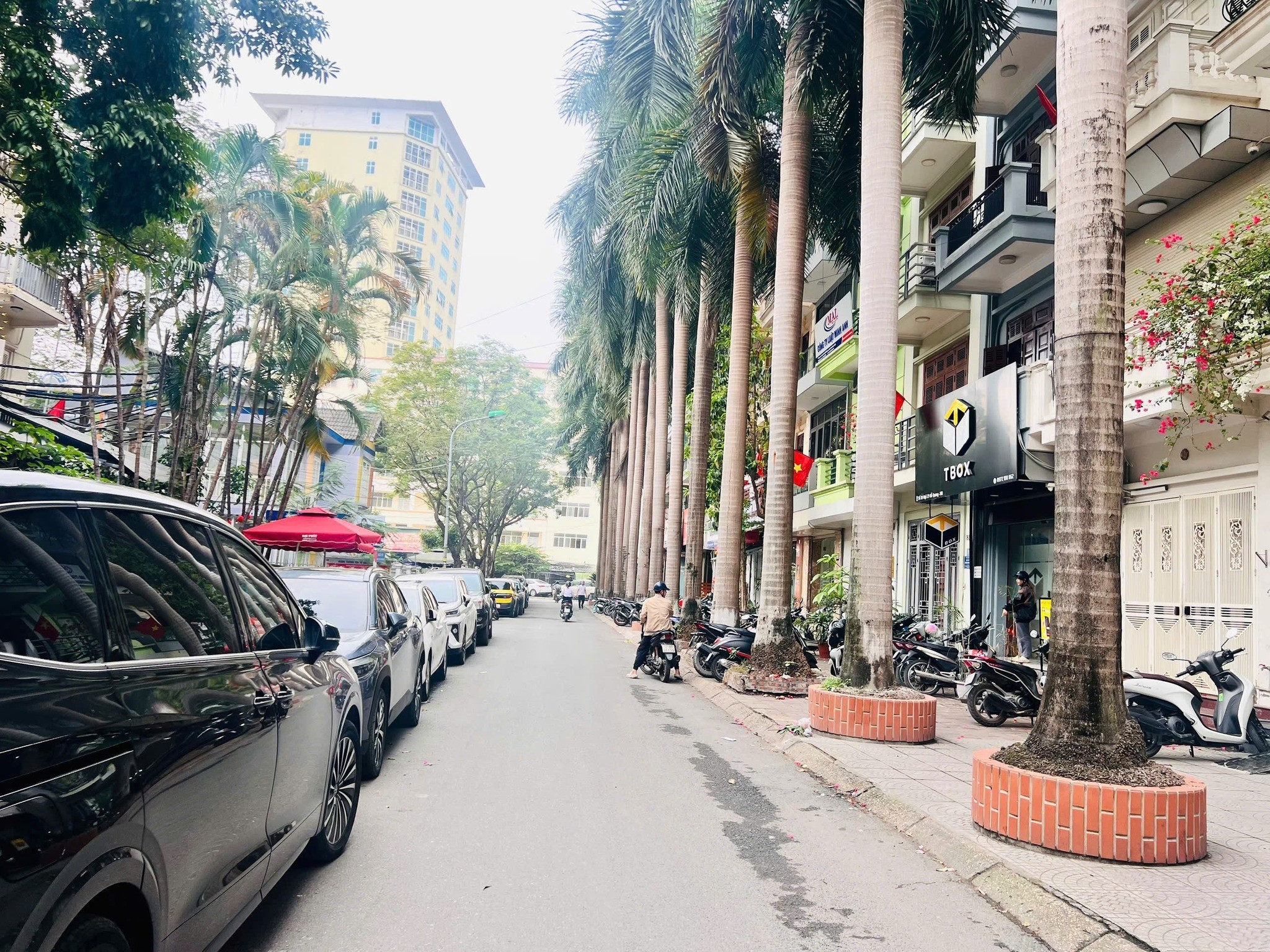 SIÊU PHẨM - PHÂN LÔ - Ô TÔ TRÁNH - VỈA HÈ RỘNG - PHỐ ĐỖ QUANG - KINH DOANH TẤP NẬP - PHỐ HIẾM NHÀ 2