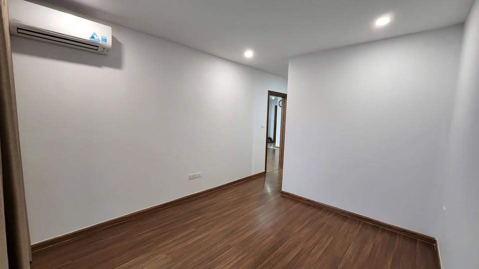 Căn hộ Goldmark S2, 3 phòng ngủ, 104m. Nội thất cơ bản trang bị đầy đủ đẹp. 3