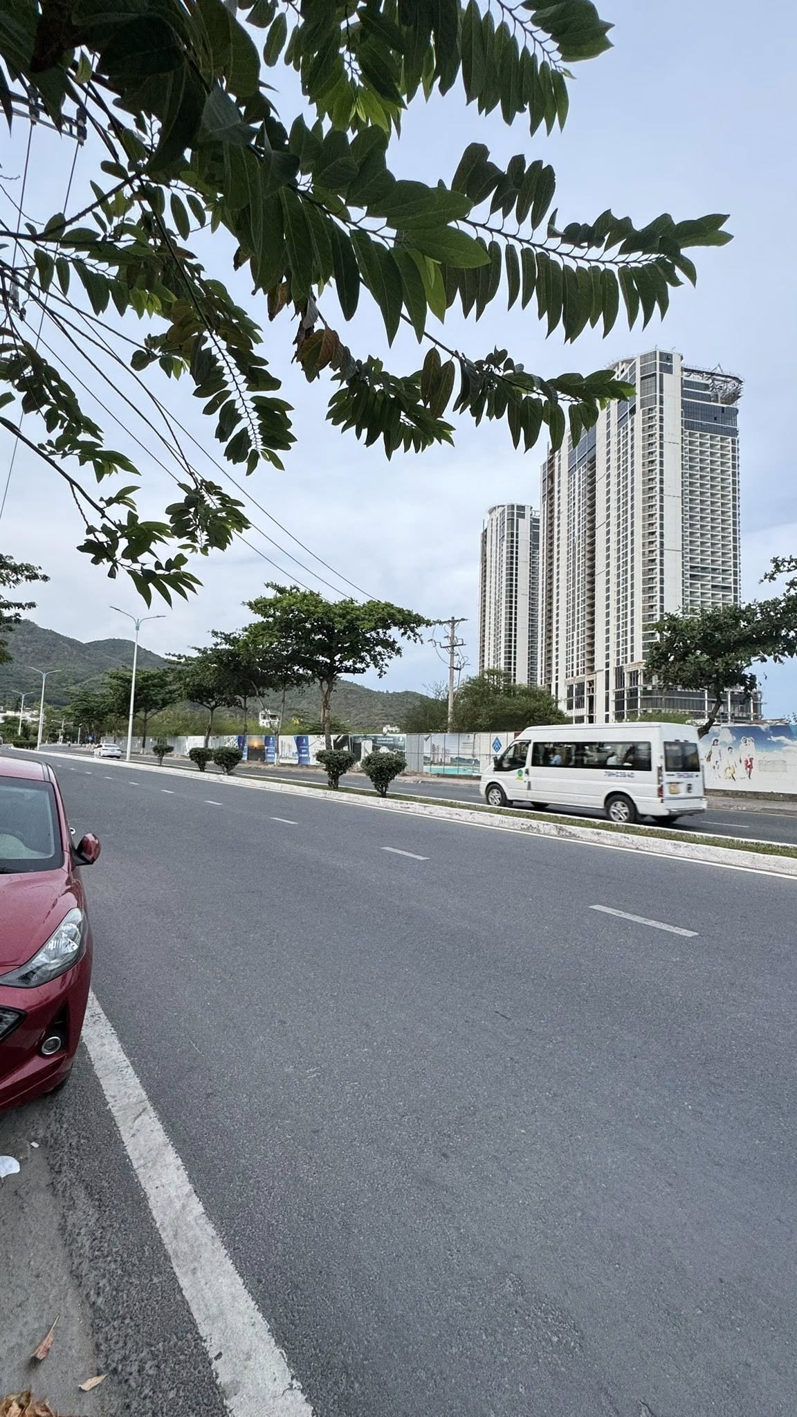 BÁN NHÀ 2 TẦNG MẶT TIỀN ĐƯỜNG PHẠM VĂN ĐỒNG - VĨNH HOÀ NHA TRANG 6TY2